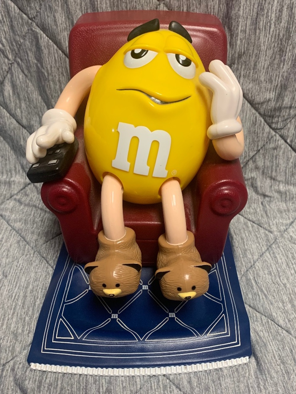 1999 M&M's Lazy-Boy On A Couch Yellow Peanut Collectible Toy Candy Dispenser